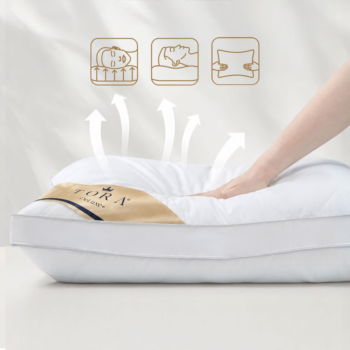 Poduszka hotelowa TORA DeLuxe+ – elastyczne, sprężyste wypełnienie Dłoń dociskająca poduszkę TORA DeLuxe+ – test elastyczności wypełnienia