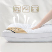 Dłoń dociskająca poduszkę TORA DeLuxe+ – test elastyczności wypełnienia