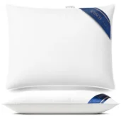 Poduszka hotelowa Classic 70×80 TORA Luksus, widok z przodu i z boku, z granatowo-złotą metką producenta