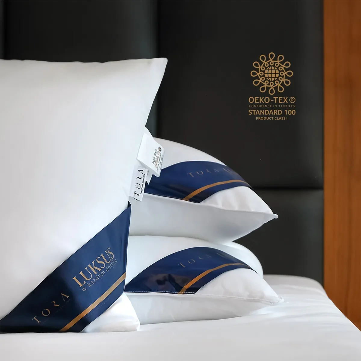 Stos poduszek hotelowych CLASSIC 1200g 70×80 TORA Luksus w hotelowym wnętrzu z certyfikatem OEKO-TEX Standard 100