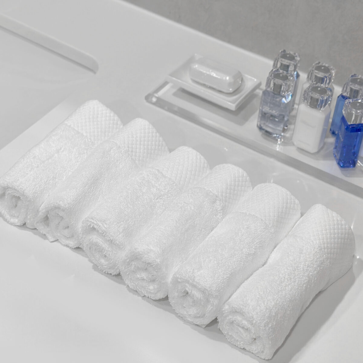 Ręcznik do twarzy 40x40 cm DeLuxe w aranżacji łazienki hotelowej