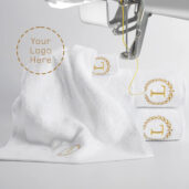 Ręcznik hotelowy 40x40 cm DeLuxe – detal haftu i wykończenia bordiury