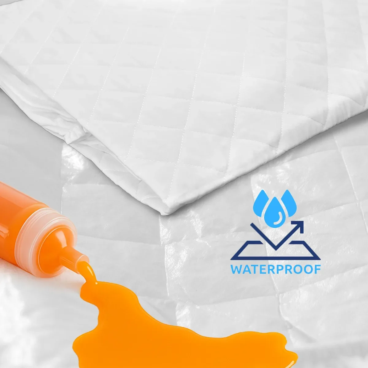 Ochraniacz na materac TORA – Waterproof Ochraniacz na materac TORA z widocznym rozlanym sokiem i ikoną Waterproof — wodoodporna warstwa ochronna