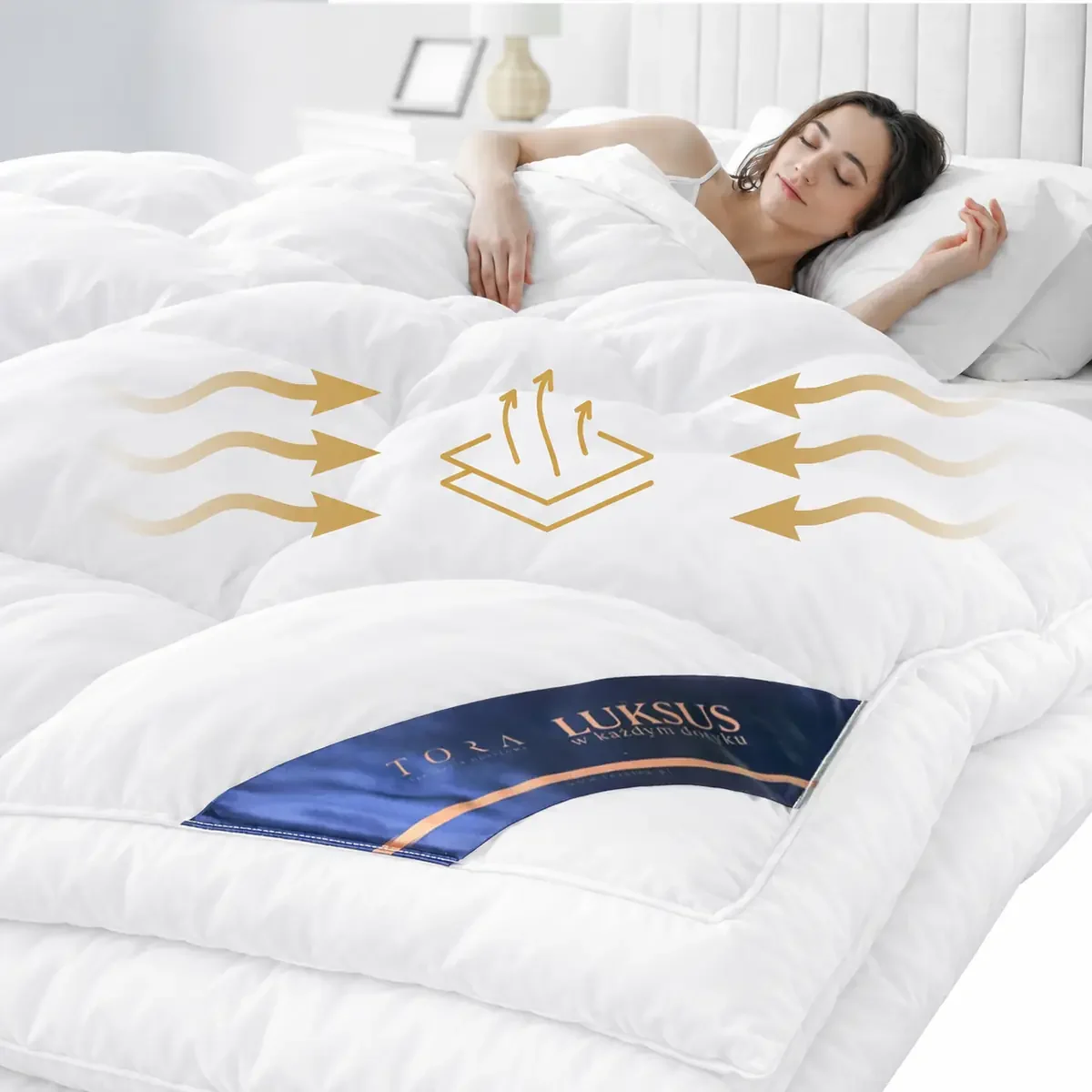 Kobieta śpiąca pod kołdrą hotelową TORA Luksus z systemem cyrkulacji powietrza